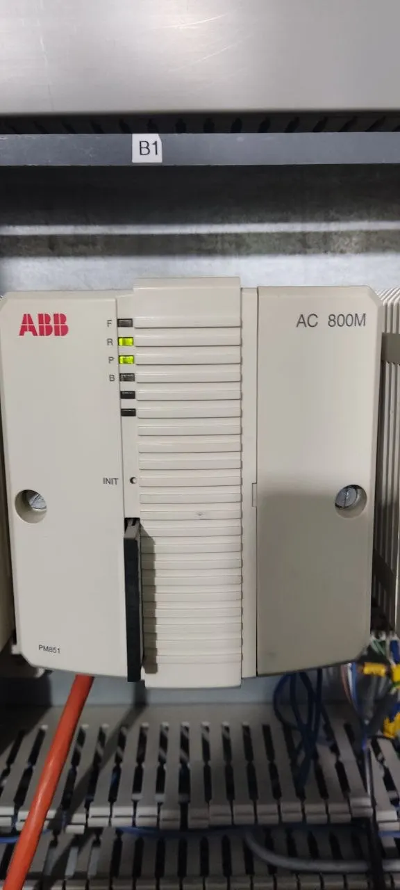 کنترلر ABB مدل AC 800M با ماژول پردازنده PM851، بخشی از سیستم ضخامت‌سنج خط نورد.