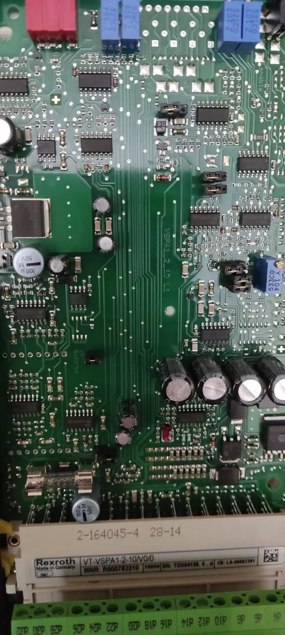 برد کنترل هیدرولیک Rexroth مدل VT-VSPA زیر تعمیر، با جزئیات قطعات و ترمینال‌ها.