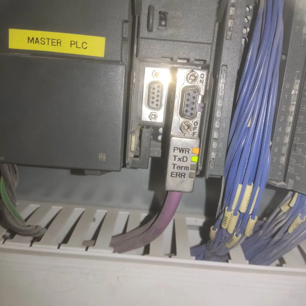 ماژول Master PLC زیمنس سری S7-300 با کانکتور پروفی‌باس متصل، داخل تابلو کنترل.