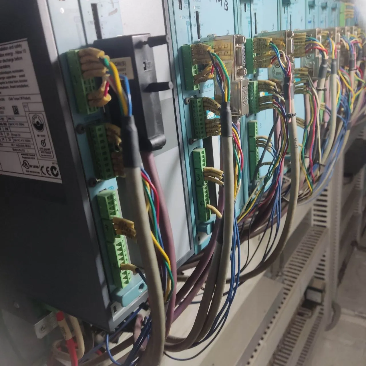 ردیف ماژول‌های ورودی و خروجی PLC با سیم‌کشی و شماره‌گذاری کامل، داخل تابلو کنترل خط چاپ.